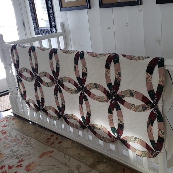 Twin scalloped edge patchwork quilt in ivory burgandy, green & tan. Approx 82x67 - Picture 2 of 7